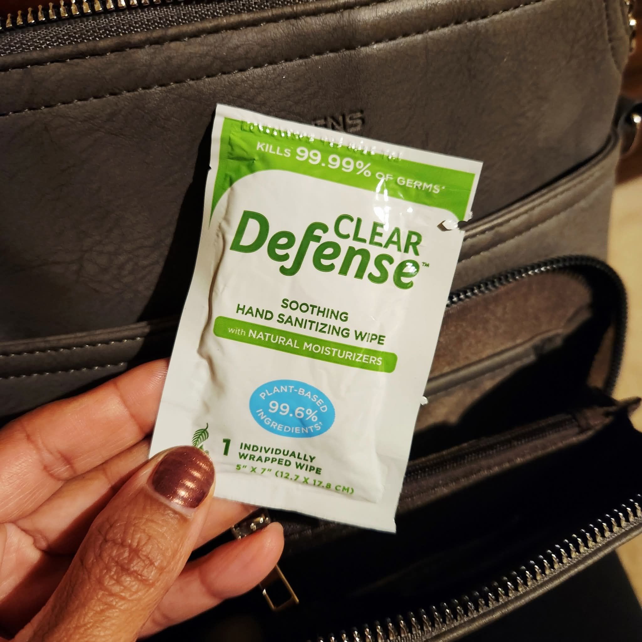 This little thing saves me wherever I go. It's saved me from sticky hands that appear out of nowhere, after demoing Color Street on ladies all day, when I just need a quick hand refresh, and those "Mom, I need a wipe!" moments. 😆

These hand wipes stay in my purse because they're convenient, simple, and effective. And I'm here for it all!!! They smell good, too. 💕